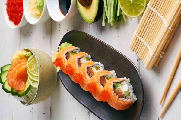 1 miếng sushi có bao nhiêu calo, ăn có béo không, chiên, cá hồi, mập, hộp, trong, cơm cuộn